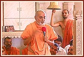 Swamishri addresses the gathering after the pratishtha