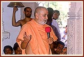Swamishri blesses all with divine words after the pratishtha