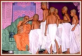 Swamishri blesses the balaks who had tonsured their heads