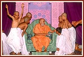 Swamishri talks to the balaks