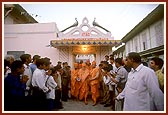 Swamishri takes leave from the Hari mandir in Jadeshwar