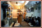 Swamishri performs arti at Hari mandir in Jadeshwar