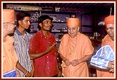  Swamishri then sanctifies Vikramsinh's electrical shop. Vikramsinh is overjoyed at Swamishri's unexpected presence