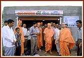  Swamishri at Vikramshinh's shop 