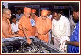 Swamishri is shown the broken diesel pipe in the car 