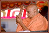 Swamishri applies the tilak and chandlo during his morning puja