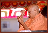Swamishri applies the tilak and chandlo during his morning puja