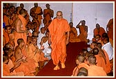  Swamishri doing his routine walk after the afternoon session in the Sant Shibir