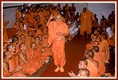  Swamishri doing his routine walk after the afternoon session in the Sant Shibir