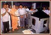 Swamishri inaugurates a chapati-making machine inspired by sadhus - the first ever made in India