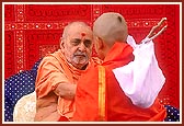 Swamishri ceremoniously gives the sacred thread (yagnopavit) to the balaks  