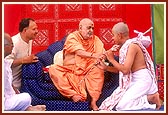Swamishri ceremoniously gives the sacred thread (yagnopavit) to the balaks  