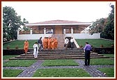 Swamishri in transit at Manor on his way from Tithal to Mumbai