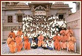 Swamishri and sadhus with balaks and kishore participants of BAPS Mumbai Bal-Kishore Shibir, Tithal 2002  