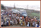 Devotees arrive for mandir darshan