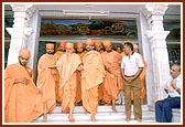 Swamishri visits for darshan at the Shri Swaminarayan Mandir run by the Maninagar Sanstha 