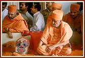 While waiting for the arti, Swamishri and others listen to one the resident sadhus narrating the divine lila of Shriji Maharaj