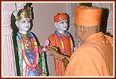 Swamishri performs the murti pratishtha of the murtis of Shri Akshar Purushottam Maharaj