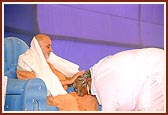 Shri Jadavjibhai, a leading devotee of Khavda, honors Swamishri