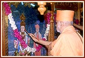 Swamishri performs the murti pratishtha ceremony
