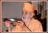 Swamishri performs the murti pratishtha arti 