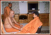 The small boy comes to see Swamishri's 'nightdress' and was blessed when Swamishri placed his gatariyu on him