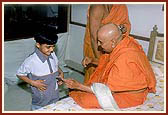 Swamishri gives a murti of God to a child and explains in detail 