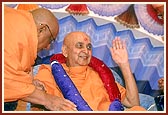 Pujya Satyapriya Swami, Mahant of Himmatnagar, honors Swamishri with a garland