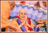 Pujya Satyapriya Swami, Mahant of Himmatnagar, honors Swamishri with a garland