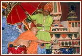 Swamishri performs pujan of Shri Harikrishna Maharaj 