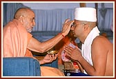 Swamishri initiates Shri Ronak B. Shelat of San Jose, USA, a Ph.D. graduate in Pharmacy and names him as Prabhakar Bhagat