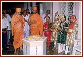 Swamishri offers flowers and prayers at the memorial shrine of Brahmaswarup Yogiji Maharaj on his birth place