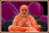 Swamishri blesses the satsang assembly