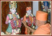Swamishri performs pratishtha rituals of Shri Akshar Purushottam Maharaj in the mandir on the birthplace of Yogiji Maharaj