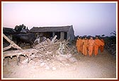 Swamishri observes the land around the mandir