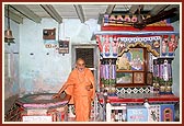 Darshan at the old mandir (formally it was the house of Vashram Suthar where Shriji Maharaj had resided on several occasions)