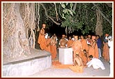 Swamishri at the sacred banyan tree by the banks of the river Und sanctified by Shriji Maharaj