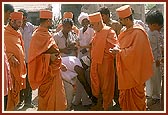 Swamishri blessing the devotees as he walks towards the mandir