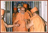 Swamishri departs from Swaminarayan Mandir, Dangra