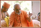 Swamishri blesses a satsang assembly in the mandir