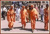 Swamishri departs from Swaminarayan Mandir, Dangra