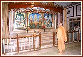 Swamishri doing darshan of Thakorji at the Swaminarayan Mandir