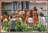 Swamishri does darshan of the memorial shrine