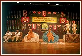 Businessmen of Rajkot honor Swamishri