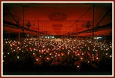 Mass arti performed by the devotees