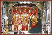 Darshan of Shri Harikrishna Maharaj and Shri Laxmi Narayan Dev (old mandir)