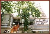 After darshan, Swamishri descends the steps of the old mandir 