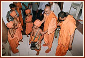 A balak welcomes Swamishri by playing a drum