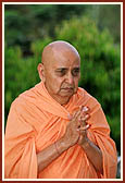 Swamishri engaged in darshan at the guru's shrine 