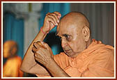 Swamishri does tilak and chandlo during his morning puja